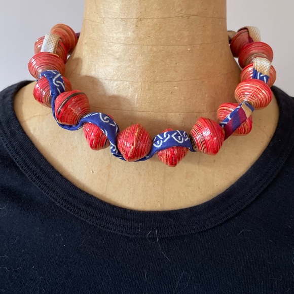 Striking and versatile! Resin bead necklace with kantha style ribbon - Picture 2 of 6